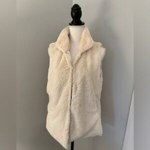 Apt 9 Faux Fur Vest Medium. Button closure